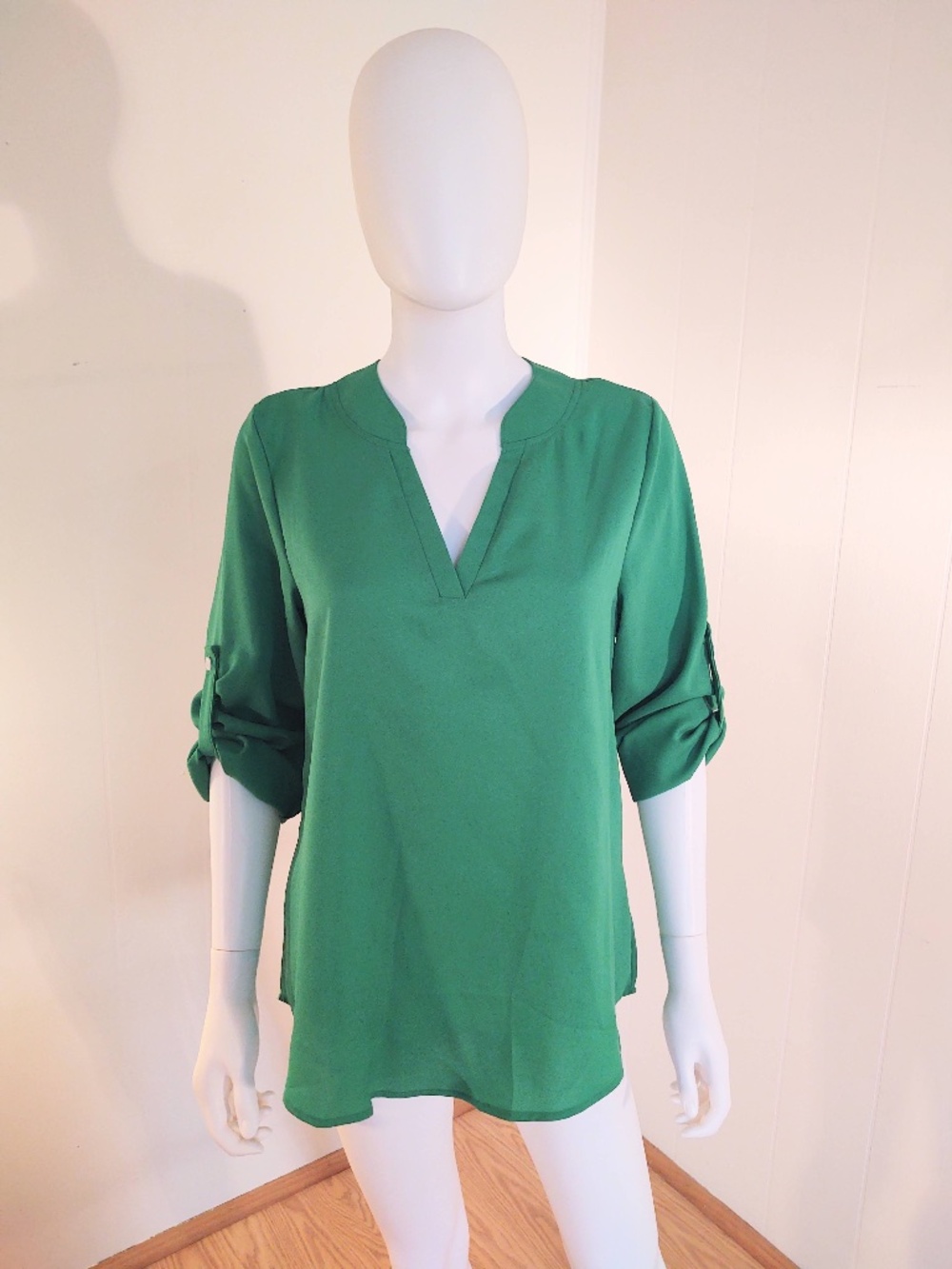 NWOT Roswear M 8/10 US Kelly Green Mock Collar V Neck Blouse Button-up Sleeves